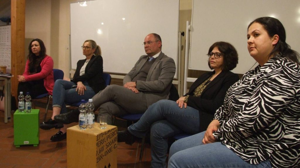 Diskutierten im Oberhauser Gemeindesaal St. Johannes über das künftige Forum St. Johannes für Abhängige (von rechts): Hülya Aydingünes, Katrin Wimmer, Frank Pintsch, Susanne Brosche und Moderatorin Marion Buk-Kluger. Foto: Siegel